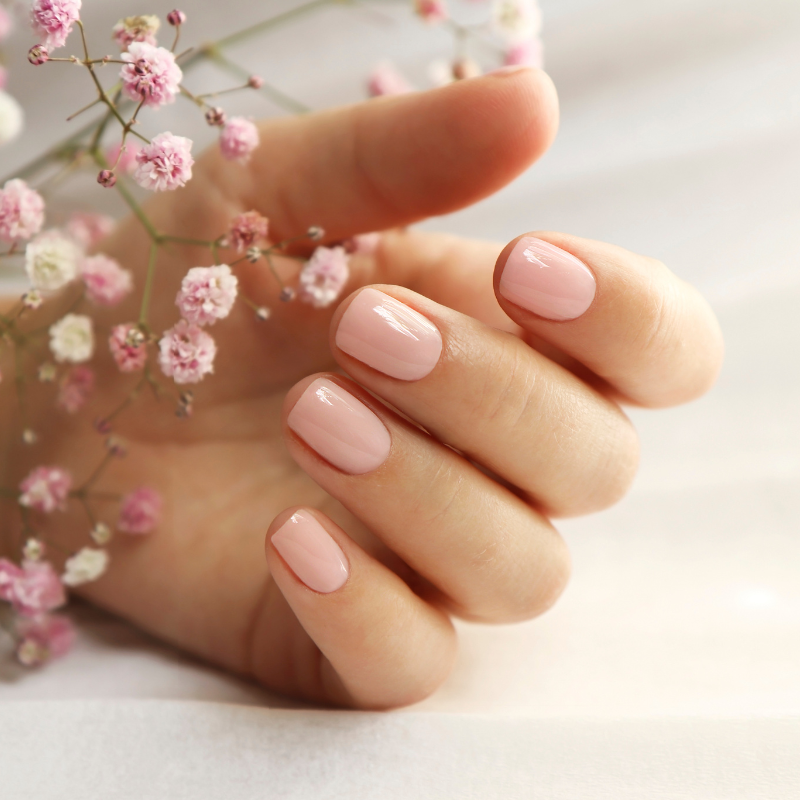 Korte voorjaarsnagels en milky tinten zetten de nageltrend van april