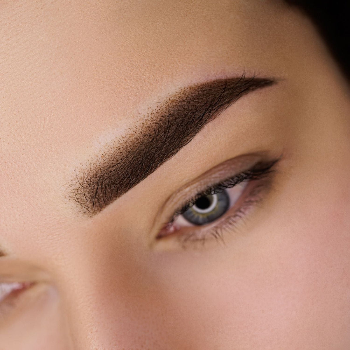 Verzorgde wenkbrauwen – Brows